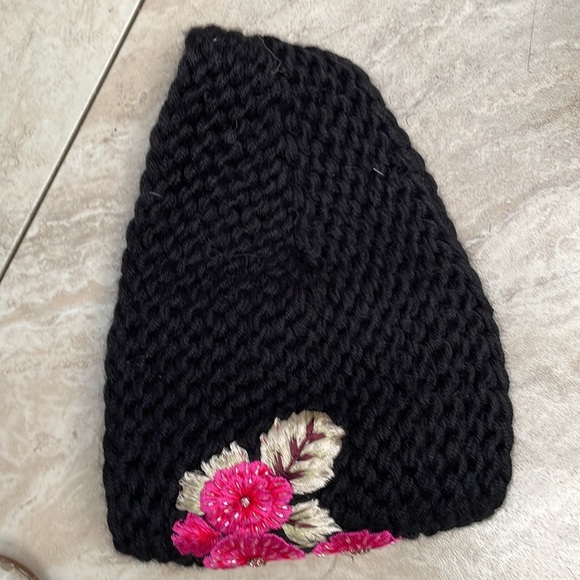 Womens Jennifer Behr beanie with flowers - Picture 5 of 5